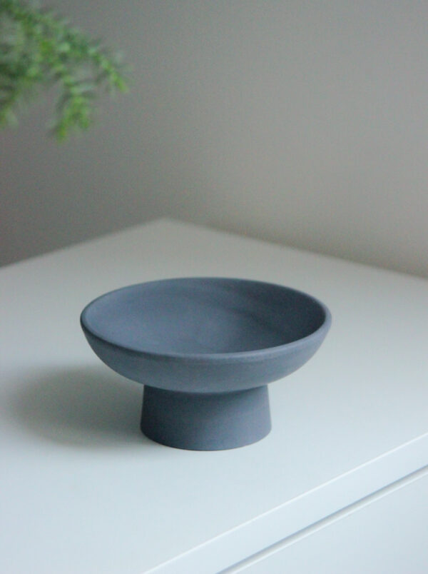 erhöhte Schale auf Sockel in einem dunklen Schiefer Grau für dekorative zwecke und ein Stilsicheres, minimalistisches Zuhause